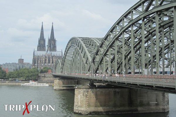 Hohenzollernbrücke (Hohenzollern Bridge) Hohenzollernbrücke (Hohenzollern Bridge)