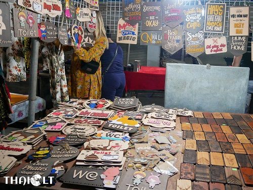 ช็อปปิ้งที่ตลาดดงซวน (Dong Xuan Market) ช็อปปิ้งที่ตลาดดงซวน (Dong Xuan Market)