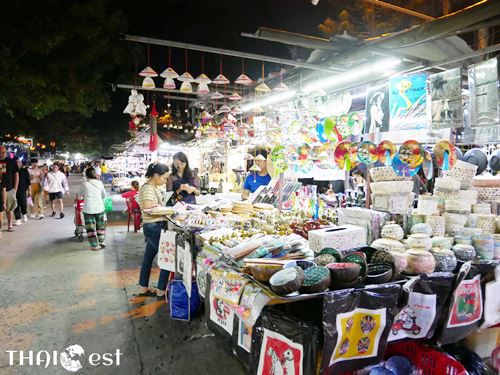 ช้อปปิ้งที่ตลาดกลางคืนฮอยอัน